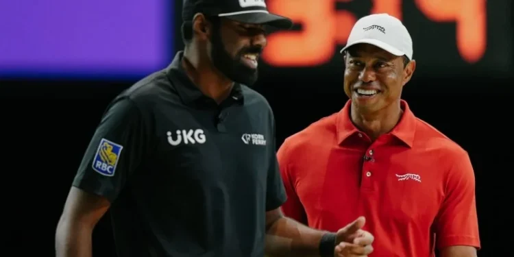 Filho de Tiger Woods dá risada ao ver o pai sofrer uma derrota; assista