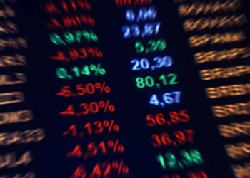 Painel de ações de empresas que compõem o Ibovespa • Cris Faga/NurPhoto via Getty Images