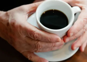 Estudo analisou se beber café ou chá está associado ao câncer de cabeça e pescoço • michellegibson/GettyImages