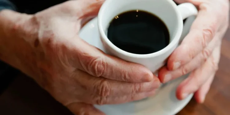 Estudo analisou se beber café ou chá está associado ao câncer de cabeça e pescoço • michellegibson/GettyImages