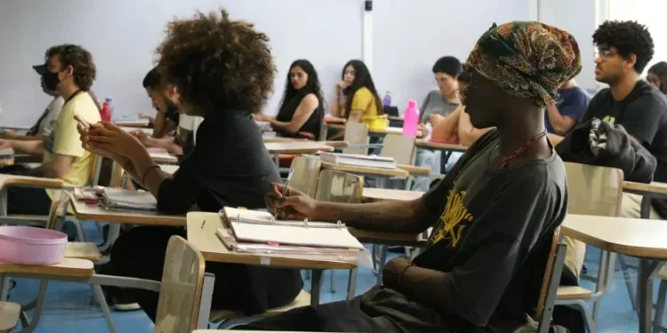 O projeto Lá Vem História visa preparar professores para educação antirracista • Rovena Rosa/Agência Brasil