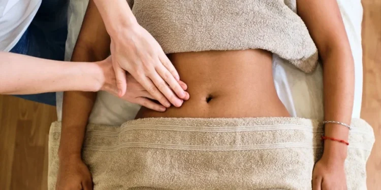 A drenagem linfática é uma técnica de massagem que aumenta a oxigenação de tecidos e favorece a eliminação de toxinas • ABRAHAM GONZALEZ FERNANDEZ/GettyImages