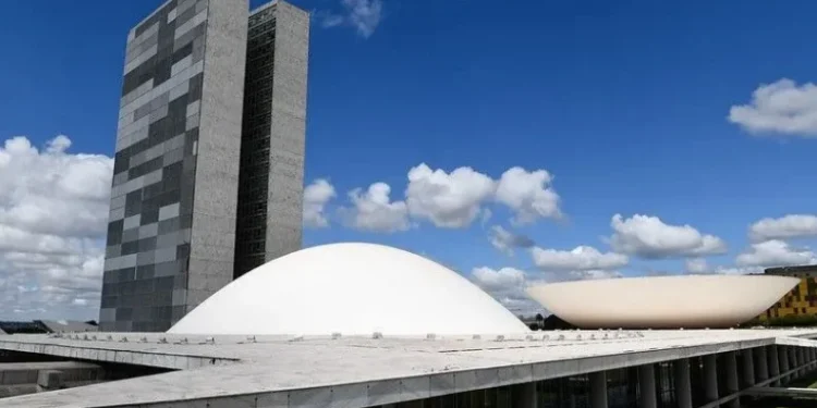 Campanha publicitária sobre isenção do IR aguarda retorno do Congresso