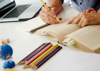 Muitos estudantes têm dúvidas sobre qual curso fazer na faculdade • Freepik