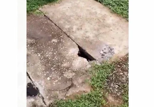 Fossas com as tampas quebradas 
Foto: Divulgação