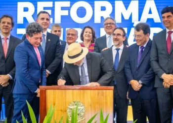 Lula assina projeto da regulamentação da reforma tributária • Ministério da Fazenda