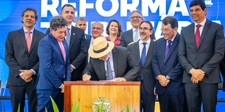 Lula assina projeto da regulamentação da reforma tributária • Ministério da Fazenda