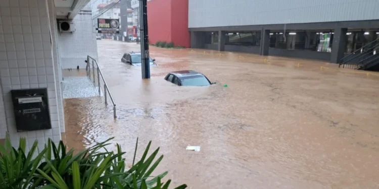 Santa Catarina tem 32 alertas de alagamentos e deslizamentos, diz Cemaden
