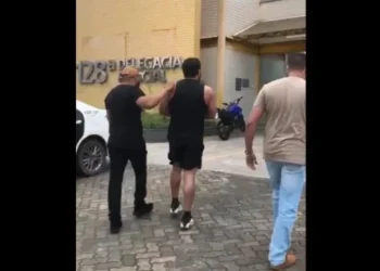 Momento em que o suspeito é levado à delegacia no Rio de Janeiro • Reprodução