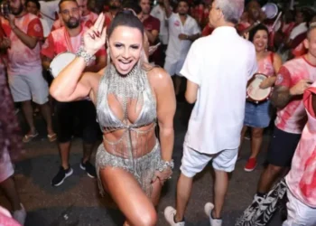 Viviane Araújo no ensaio de rua do Salgueiro • Anderson Bordê / AgNews