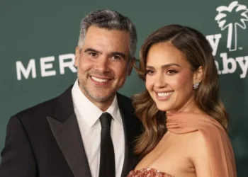 Cash Warren e Jessica Alba foram ao Baby2Baby Gala em 2024 • Rodin Eckenroth/WireImage