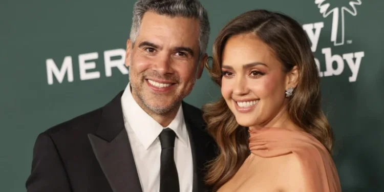 Cash Warren e Jessica Alba foram ao Baby2Baby Gala em 2024 • Rodin Eckenroth/WireImage