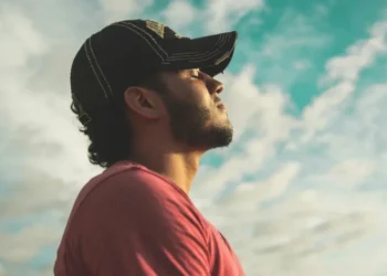 Relatório da Ipsos revela que 54% dos brasileiros consideram a saúde mental o principal problema de saúde atual. • Pexels