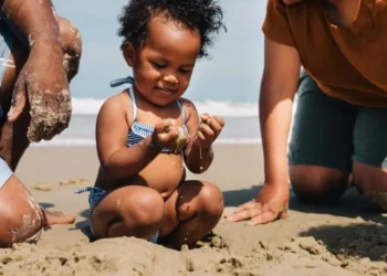 Especialistas elencam os principais cuidados com os bebês na praia • Giselleflissak/GettyImages