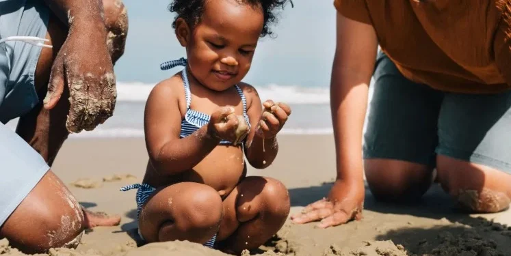 Especialistas elencam os principais cuidados com os bebês na praia • Giselleflissak/GettyImages