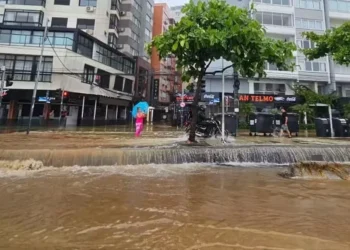 Balneário Camboriú teve muitos pontos de alagamento nesta quinta — Foto: Fernando Oliveira/MetSul