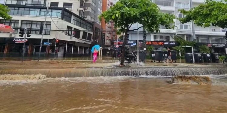 Balneário Camboriú teve muitos pontos de alagamento nesta quinta — Foto: Fernando Oliveira/MetSul