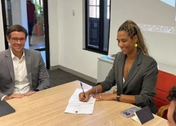 A ministra da Igualdade Racial, Anielle Franco, durante assinatura de acordo com associação de mobilidade • Reprodução/CNN