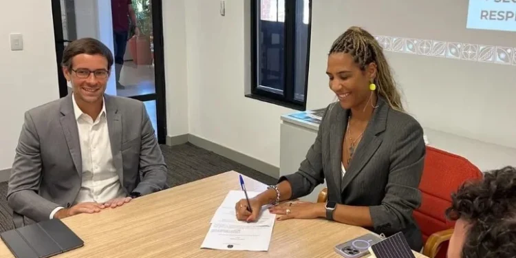 A ministra da Igualdade Racial, Anielle Franco, durante assinatura de acordo com associação de mobilidade • Reprodução/CNN