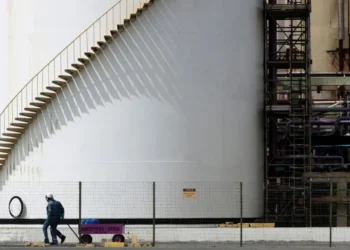 Trabalhadores passam por tanque em unidade da Braskem, em Maceió • 30/01/2020 - REUTERS/Amanda Perobelli
