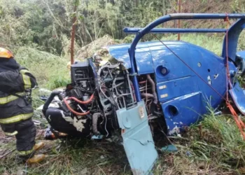 Helicóptero cai na região de Caieiras, no interior de São Paulo. Duas pessoas morrem e dois são resgatados com vida • Defesa Civil de SP