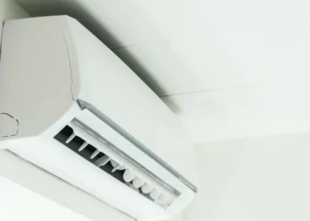 Imagem ilustrativa de aparelho de ar-condicionado • lifeforstock/ Freepik