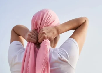 Casos de câncer de mama estão crescendo entre mulheres jovens nos Estados Unidos, segundo novo relatório • Alvaro Medina Jurado/GettyImages