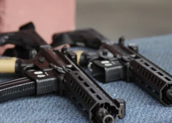 Submetralhadoras automáticas MPX calibre 9×19, da marca alemã SIG Sauer, apreendidas pela Polícia Civil do Ceará (PC-CE). • Governo do Ceará