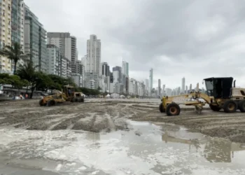 A faixa de areia da praia foi inumada levando parte da água com detritos para o mar. • Reprodução/Prefeitura de Balneário Camburiú