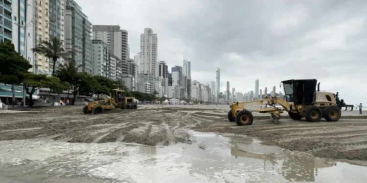 Balneário Camboriú tem praias cheias mesmo com alerta para temporais