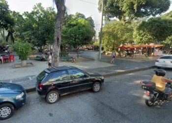 Briga de trânsito ocorreu próximo à Praça Condessa, na rua Estrela, conhecida por ser um centro comercial na zona norte do Rio • Reprodução/Google Street View