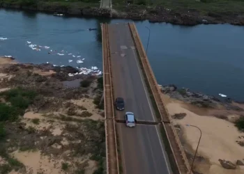 Carro ficou preso em fenda aberta na ponte entre o Tocantins e o Maranhão — Foto: Divulgação/@vshenrique