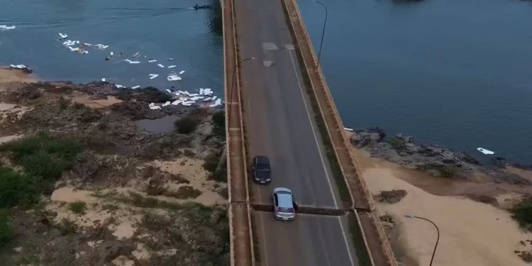 Justiça Federal determina retirada de carro que ficou preso em fenda após ponte desabar entre TO e MA