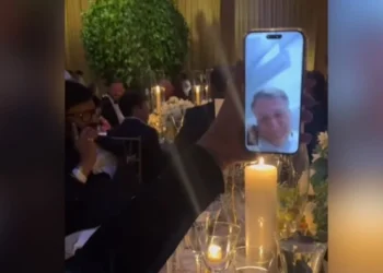 O ex-presidente Jair Bolsonaro (PL), em chamada de vídeo com o filho, Eduardo Bolsonaro (PL-SP) • Reprodução/redes sociais