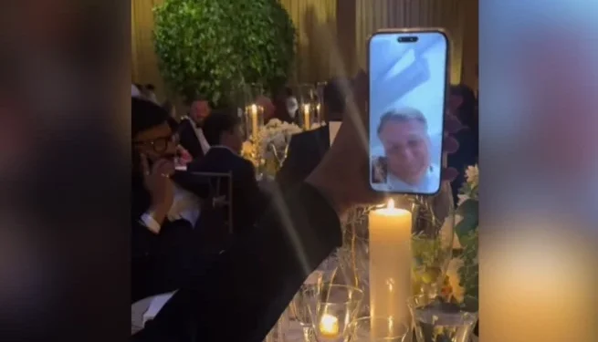 O ex-presidente Jair Bolsonaro (PL), em chamada de vídeo com o filho, Eduardo Bolsonaro (PL-SP) • Reprodução/redes sociais