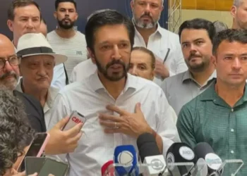 O prefeito Ricardo Nunes em agenda no Mercado Municipal de São Paulo • Reprodução/CNN