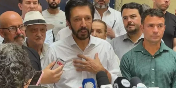 O prefeito Ricardo Nunes em agenda no Mercado Municipal de São Paulo • Reprodução/CNN