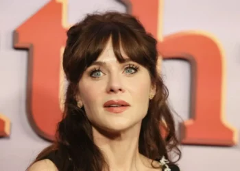 Zooey Deschanel esteve na premiere do episódio especial de natal dos "Simpsons" de 2024, em Los Angeles • Rodin Eckenroth/Getty Images