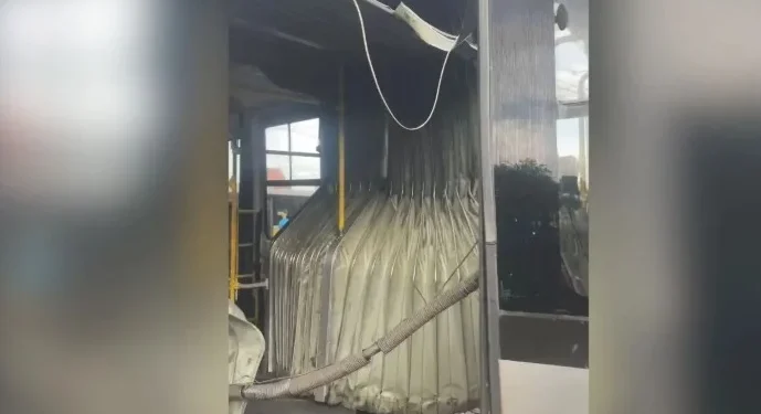 Ônibus articulado partiu ao meio durante tráfego em SP • Diário do Transporte