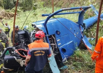 Helicóptero cai na região de Caieiras, no interior de São Paulo. Duas pessoas morrem e dois são resgatados com vida • Defesa Civil de SP