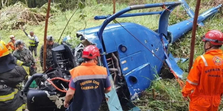 Helicóptero cai na região de Caieiras, no interior de São Paulo. Duas pessoas morrem e dois são resgatados com vida • Defesa Civil de SP