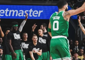 Boston amassa o Warriors na NBA • Reprodução/X/Boston Celtics