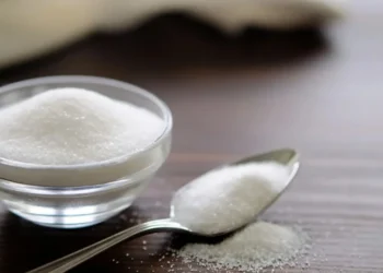 Os brasileiros consomem quase o dobro da recomendação diária de sódio, que é inferior a 2 gramas por dia • Aleksandr Zubkov/GettyImages