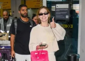 Virginia desembarcou da Suíça nesta terça-feira (21) • Edu Araujo/Agnews