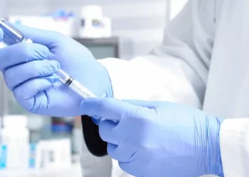 Vacina desenvolvida pelo Butantan e pela farmacêutica franco-austríaca Valneva manteve resposta imune após um ano da aplicação em adolescentes • Thanasis/GettyImages