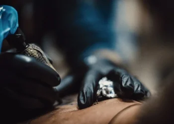 Não há dispositivo legal que proíba o médico anestesista de aplicar anestesia para paciente tatuar uma parte do corpo, mas exigências devem ser seguidas para maior segurança • Hirurg/GettyImages