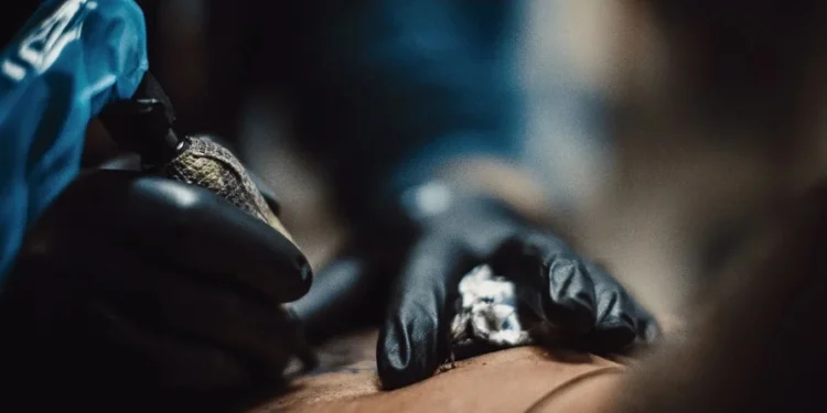 Não há dispositivo legal que proíba o médico anestesista de aplicar anestesia para paciente tatuar uma parte do corpo, mas exigências devem ser seguidas para maior segurança • Hirurg/GettyImages