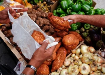 Banca de feira de alimentos em Havana, Cuba • . REUTERS/Alexandre Meneghini