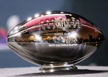 Troféu de Melhor Jogador da NFL • Foto: Don Juan Moore/Getty Images