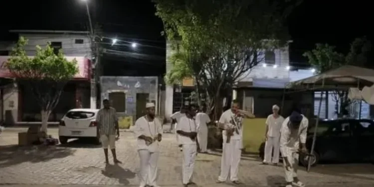 Árvore sagrada de 26 anos é derrubada por prefeitura em terreiro na Bahia